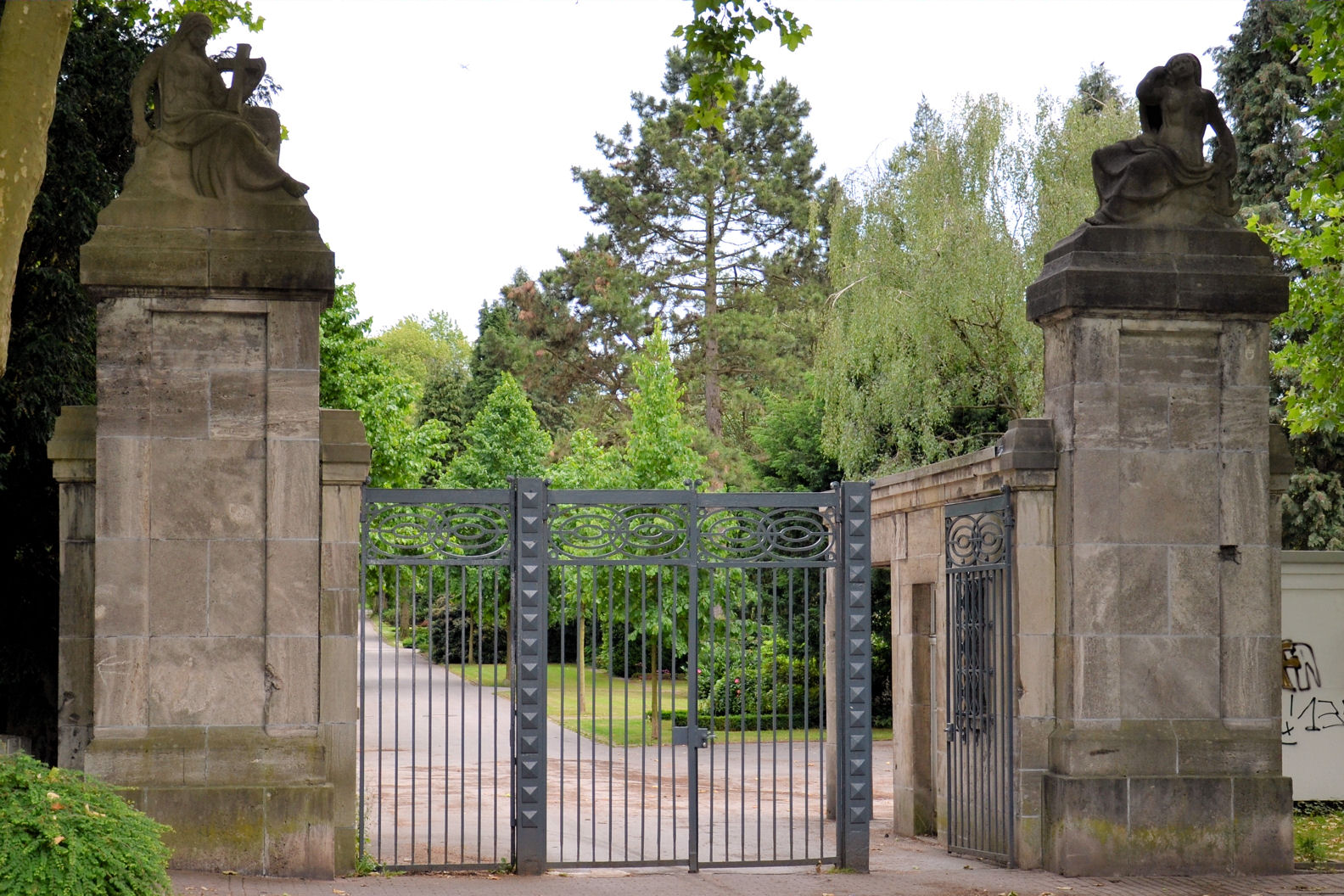 Ostfriedhof Essen Portal